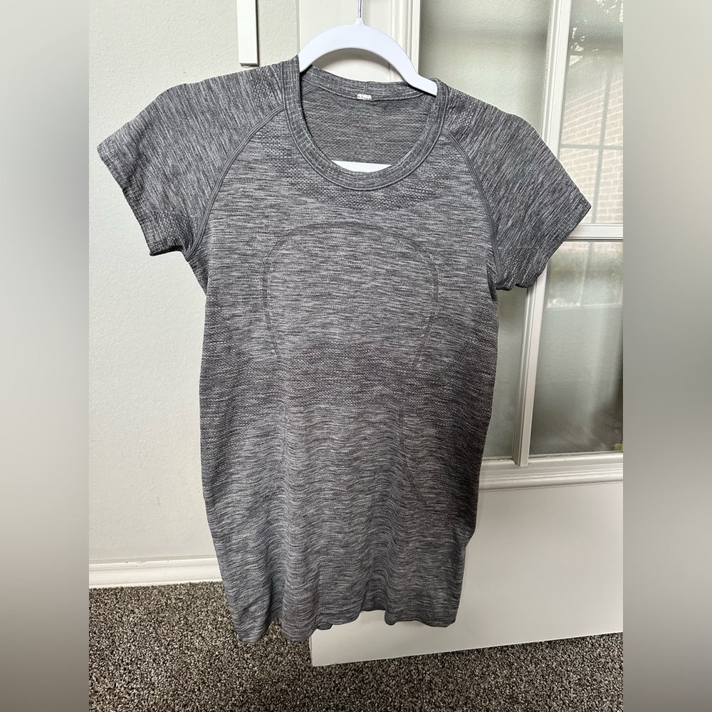 Lululemon Swiftly Tech Short Sleeve in good condition!!!